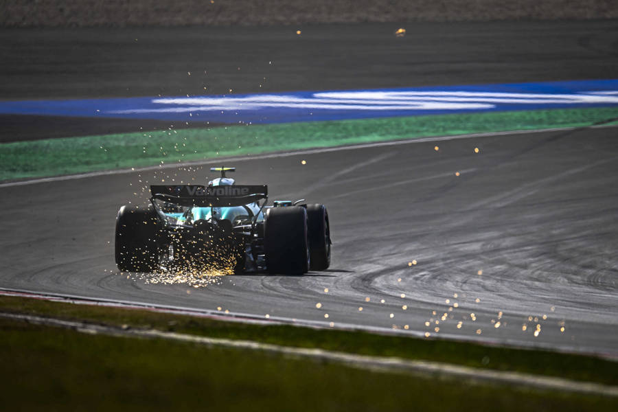 爱游戏官网-雷诺车队力克法拉利，汉密尔顿点燃赛场